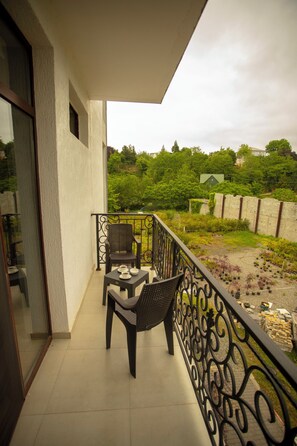 Dreibettzimmer, Balkon, Blick auf den Innenhof | Badezimmer