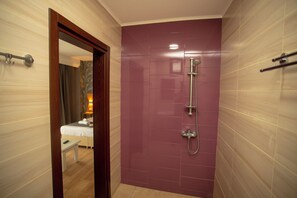 Dobbelt- eller tomannsrom, balkong | Bad | Dusj, hårføner, tøfler og håndklær