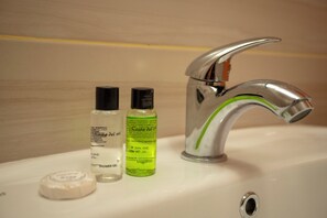 Classic-Suite, Balkon, Blick auf den Innenhof | Badezimmer