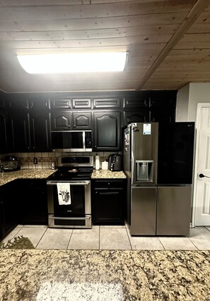 Mikrobølgeovn, ovn, kokeplater og oppvaskmaskin