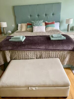 3 bedrooms, iron/ironing board, WiFi, bed sheets