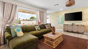 TV connectée, livres, espaces bureaux