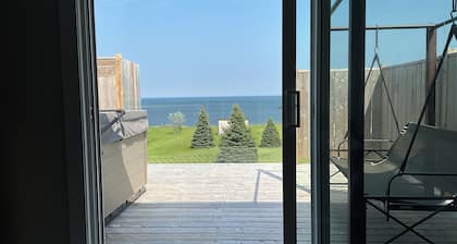 Oceanfront paradise, 4-bedroom house in Cocagne with hot tub, WiFi, AC.