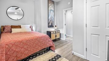 3 bedrooms, in-room safe, desk, free WiFi