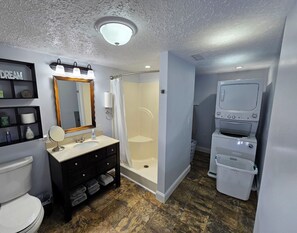 Dusche, Haartrockner, Handtücher, Seife