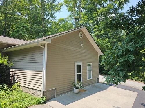 Scenic Serene Spacious Studio 65in Smart TV WiFi Sun Ticket Laundry Full Kitchen