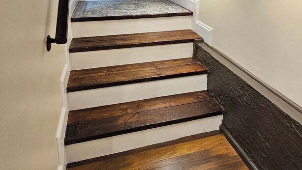 A staircase with wooden steps and a white door at the top. - Scenic Serene Spacious Studio 65in Smart TV WiFi Sun Ticket Laundry Full Kitchen (Decatur)