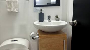 Secadora de cabello, toallas, jabón, papel de baño