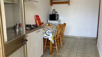 Huoneisto | Yksityinen keittiö | Jääkaappi, mikroaaltouuni, liesi, vedenkeitin