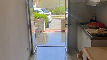 Appartamento | Cucina privata | Frigorifero, microonde, piano cottura, bollitore elettrico