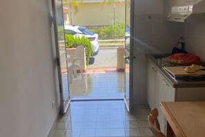 Huoneisto | Yksityinen keittiö | Jääkaappi, mikroaaltouuni, liesi, vedenkeitin