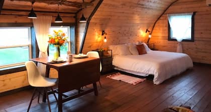 Cosy loft escape. A sandy beach across the street with ocean views.
Pet friendly