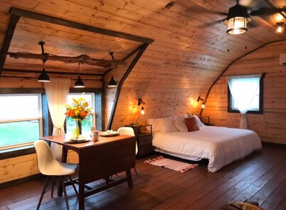 Cosy loft escape. A sandy beach across the street with ocean views.
Pet friendly