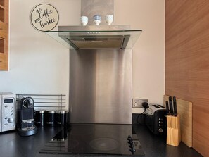 Kühlschrank, Mikrowelle, Ofen, Wasserkocher mit Kaffee-/Teezubehör