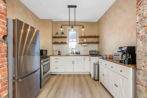 Een koelkast, een microgolfoven, een oven, een kookplaat