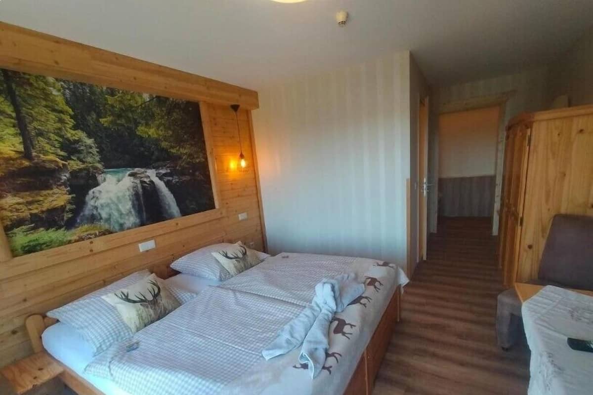 Trippelrum - utsikt mot dalen | Värdeförvaringsskåp på rummet, mörkläggningsgardiner och gratis wi-fi