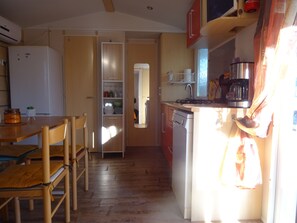 Kjøleskap, mikrobølgeovn, kokeplater og oppvaskmaskin