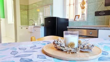 Microwave, stovetop, dishwasher, coffee/tea maker