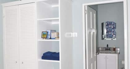 Charming apartment with WiFi and AC in peaceful Golden Vale