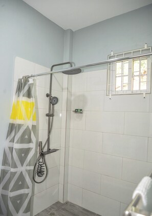 Een douche, een haardroger, handdoeken, zeep