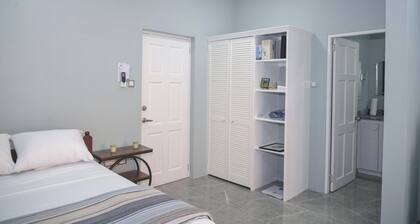 Charming apartment with WiFi and AC in peaceful Golden Vale