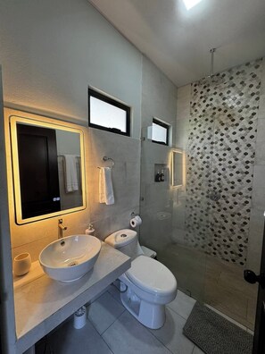 Douche, serviettes fournies, savon, papier toilette