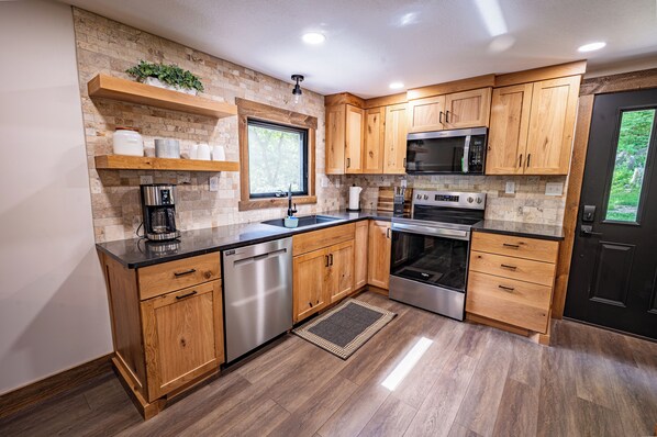 Micro-ondes, plaque de cuisson, lave-vaisselle