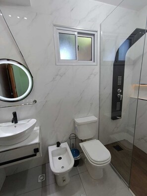 Hårtørrer, bidet, håndklæder, Sæbe
