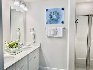 Dusche, Haartrockner, Handtücher, Seife