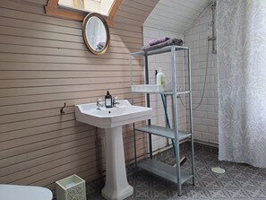 Dusche, umweltfreundliche Kosmetikartikel, Handtücher