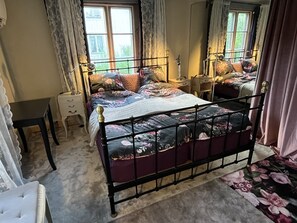 3 bedrooms, desk, iron/ironing board, WiFi