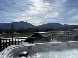 Outdoor spa tub - Thompson Falls Main Street Loft! Walk everywhere in town (Thompson Falls)