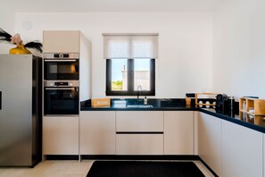 Réfrigérateur, four à micro-ondes, surface de cuisson, lave-vaisselle