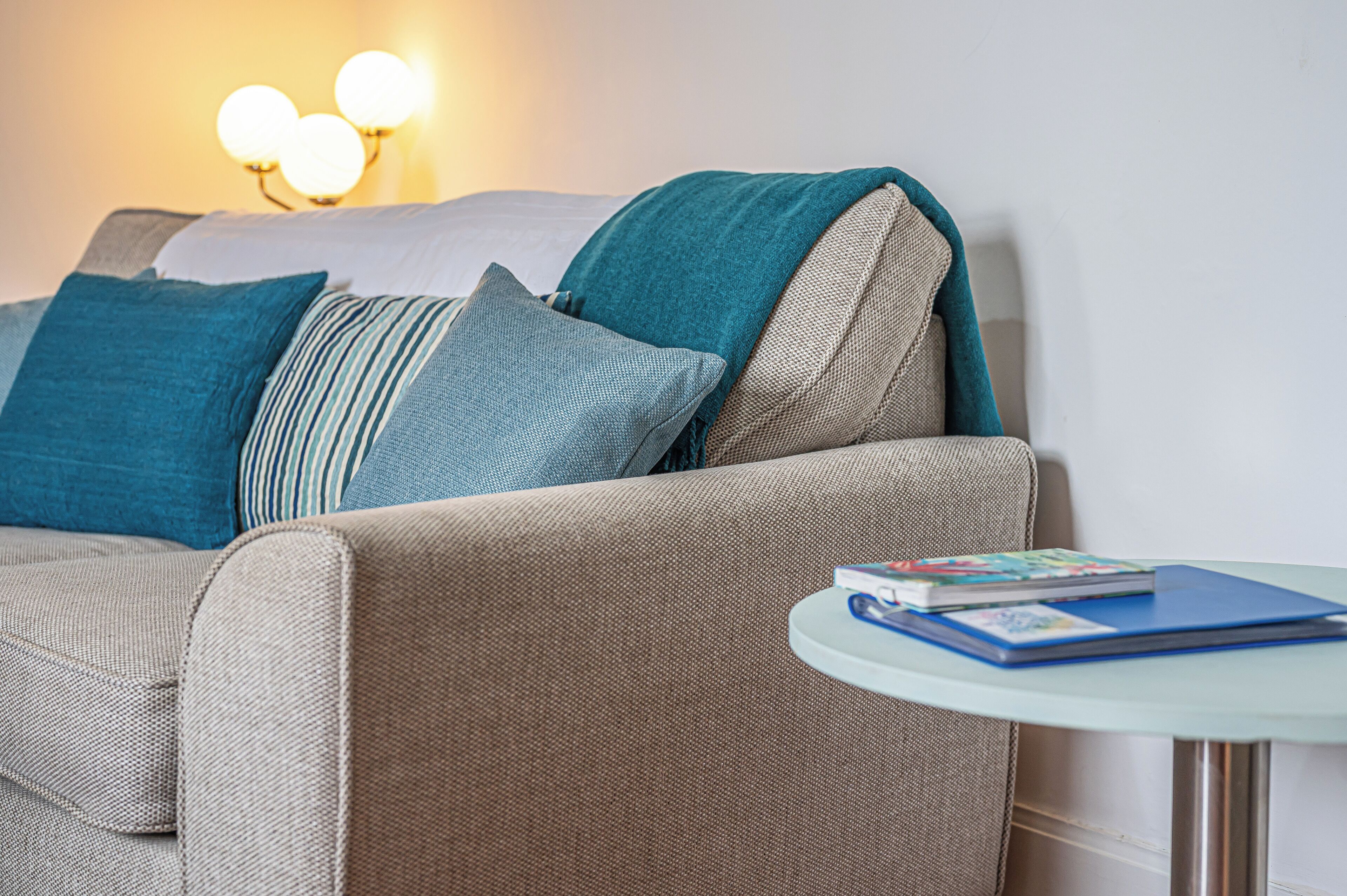 Een smart-tv en boeken