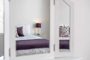 2 habitaciones, escritorio, tabla de planchar con plancha y wifi gratis 