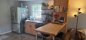 Een microgolfoven, een oven, een kookplaat, een vaatwasser