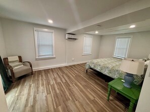 4 habitaciones, escritorio y tabla de planchar con plancha 
