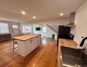 Fridge, oven, stovetop, dishwasher - MaineSail a 4-bedroom house near Dock Square, Lower Village and Beaches (Kennebunk)