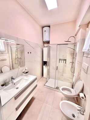 Dusche, Haartrockner, Bidet, Handtücher