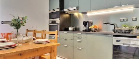 Réfrigérateur, micro-ondes, lave-vaisselle, cafetière/bouilloire