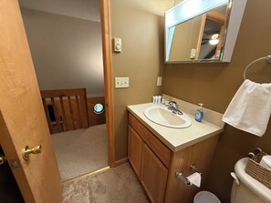 Regadera, secadora de cabello, toallas, jabón