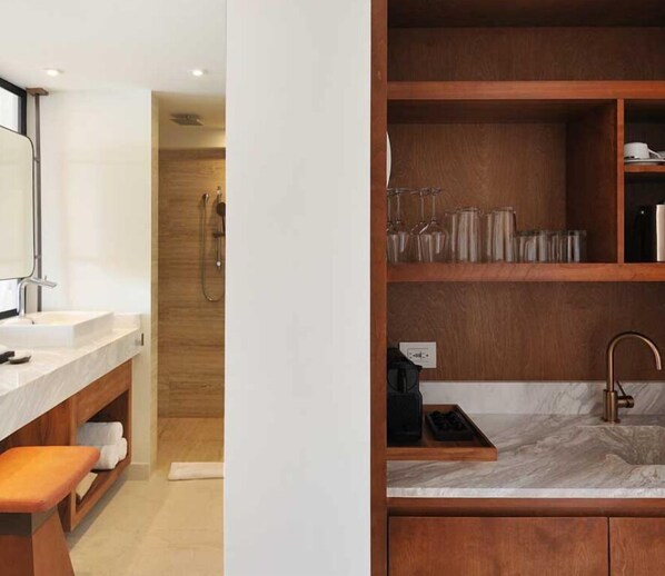 Douche, sèche-cheveux, serviettes fournies, savon