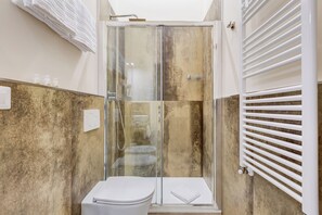 Shower, hair dryer, bidet, towels