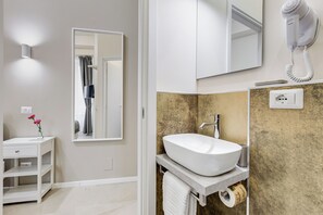 Shower, hair dryer, bidet, towels