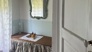 A room with a wooden table, a mirror, and a door. - Cozy triple room (Veneto)