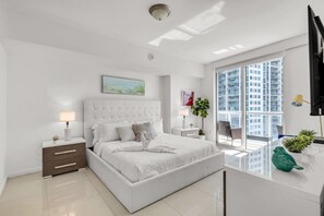 1 bedroom, desk, iron/ironing board, travel cot - Icon Brickell Retreat | 1BR + Spa, Pool, Views (Miami)