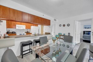 Dining - Peaceful Brickell 1BR | Water & City Outlook (Miami)
