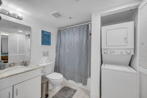 Hair dryer, towels, soap, shampoo - Peaceful Brickell 1BR | Water & City Outlook (Miami)