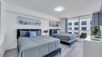 1 habitación, escritorio, tabla de planchar con plancha y cuna de viaje