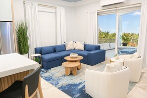 Smart-tv, bøger, stereoanlæg